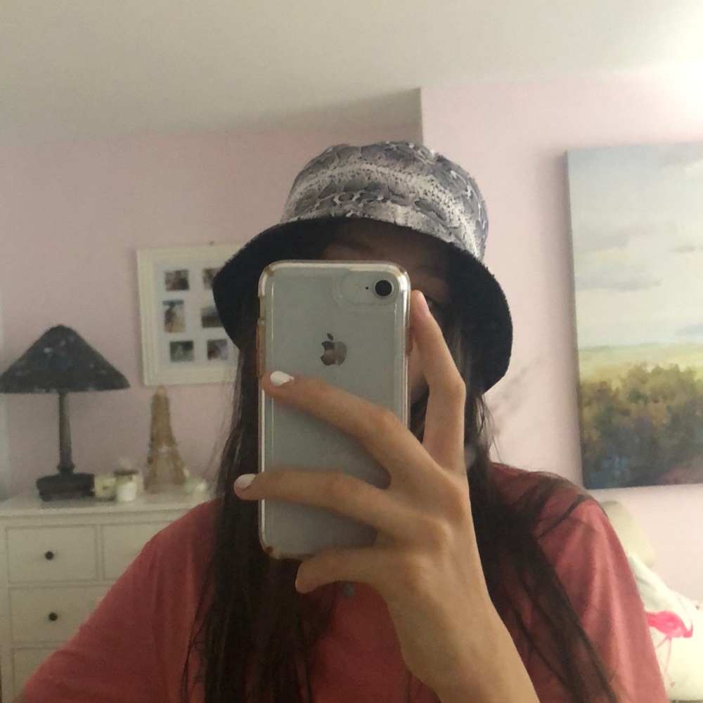 Bucket Hat Reversible Snakeskin/Black trendy+cute